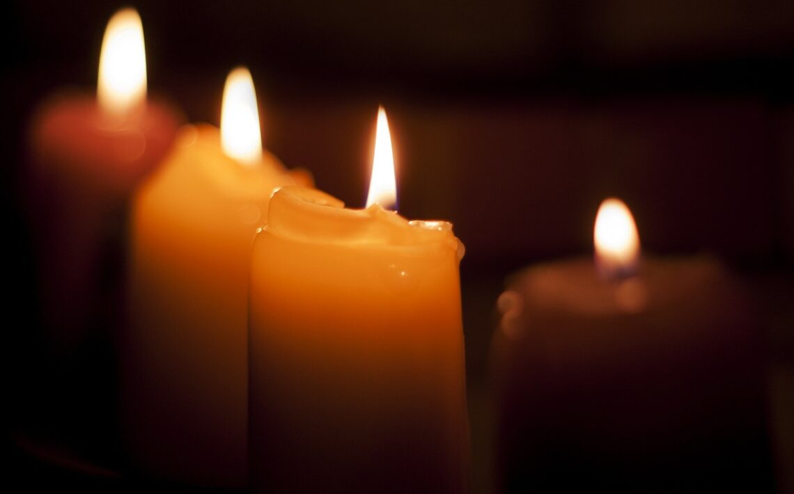 Vier kaarsen brandend in het donker